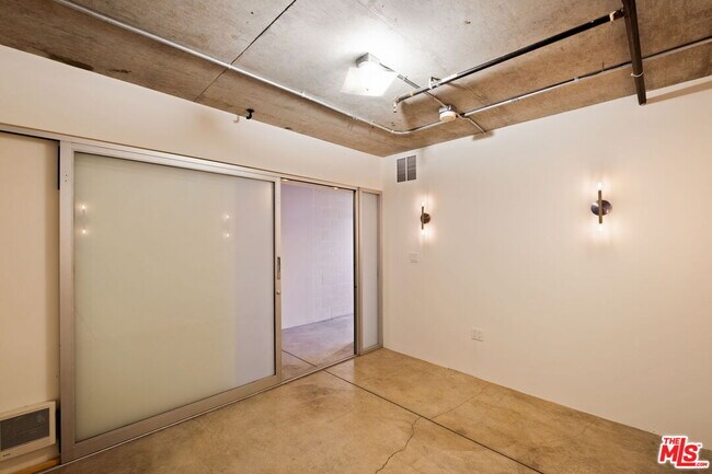 Building Photo - 1130 Flower St