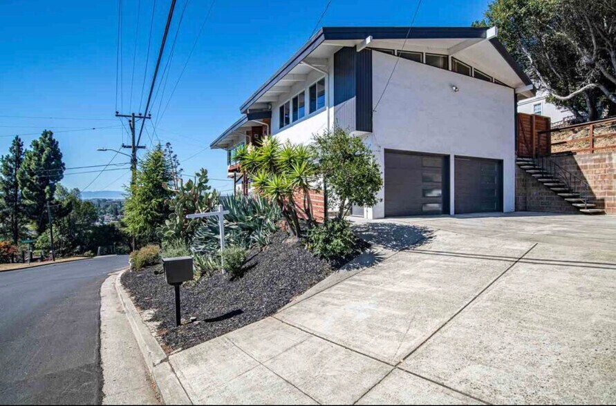 View of garage - 3051 Malcolm Ave