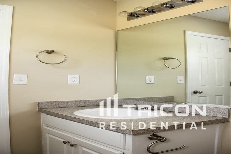 Building Photo - 1693 Bismarck Cir