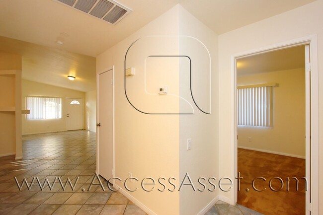 Building Photo - Beautiful Single-Story Home With 3 Bed/2 Bath
