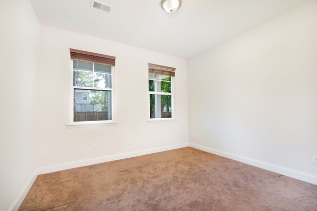 Building Photo - Modern Living in the Heart of Summerville!
