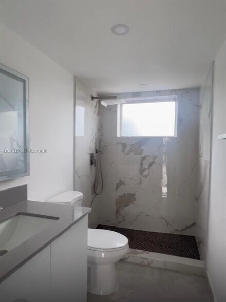 Building Photo - 9357 Fontainebleau Blvd