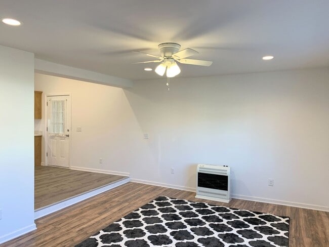 Building Photo - 2 Bed 1 Bath with Attached Garage