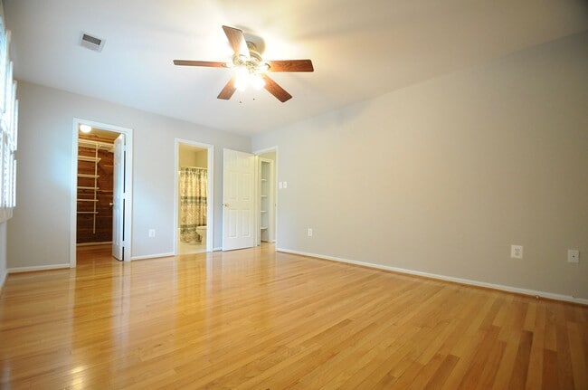 Building Photo - Classic 4 Bed 3.5 Single Family Home Sitti...
