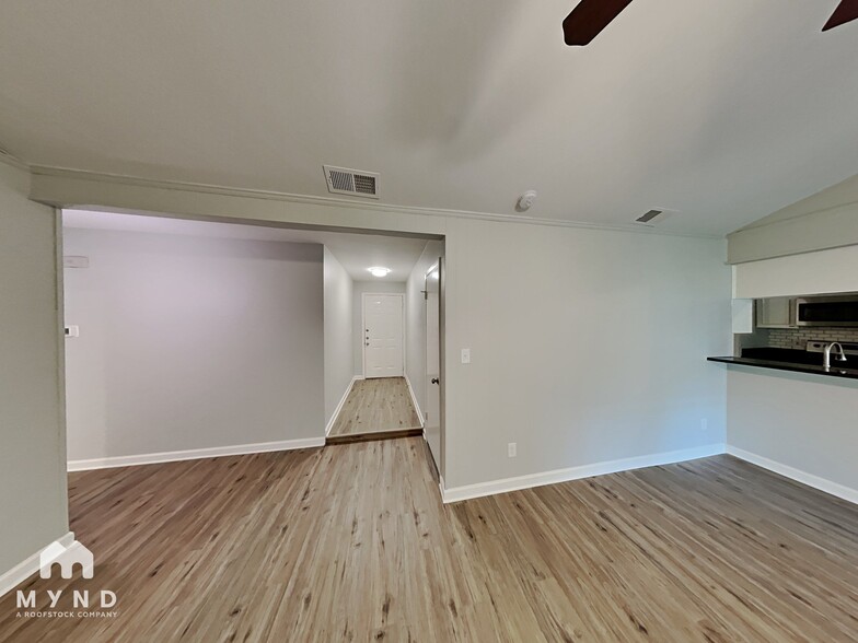 Building Photo - 14839 Greenvalley Dr