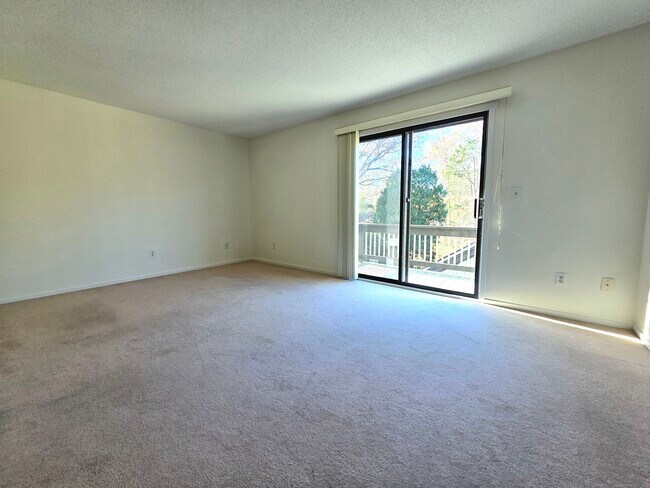 Building Photo - 563 Heritage Vlg