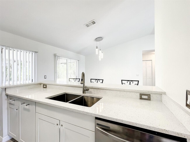 Building Photo - 2887 SW Ann Arbor Rd