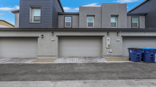 Building Photo - Gorgeous 3 bedroom townhome with attached ...
