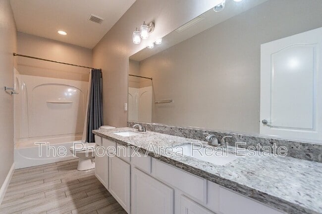 Building Photo - 2741 E Yellowstone Pl