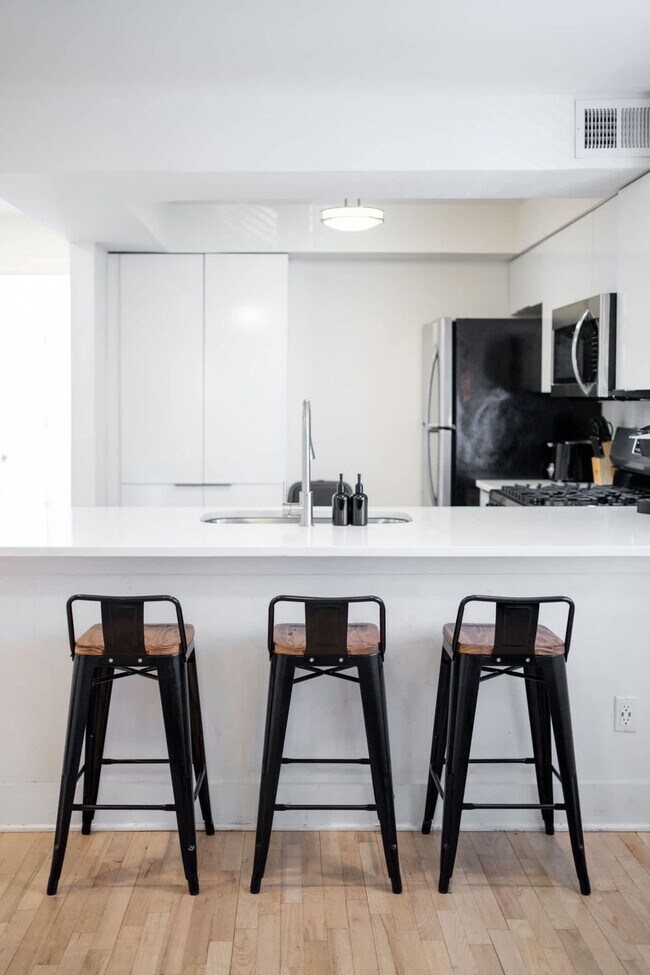 Building Photo - 1136 Crescent Ave NE