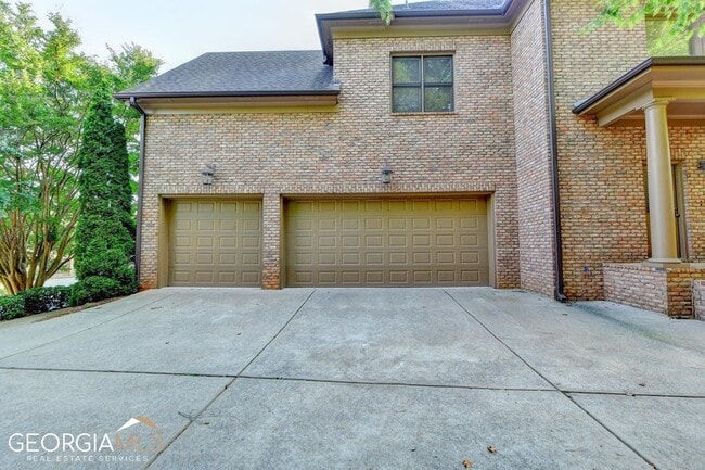 Building Photo - 8920 Doral Dr