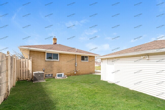 Building Photo - 4863 Southwood Dr