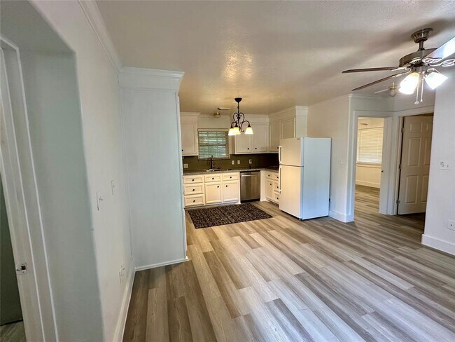 Building Photo - 530 Edgebrook Dr