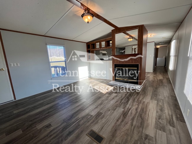 Building Photo - Well kept 3 bedroom/ 2 bathroom home just ...