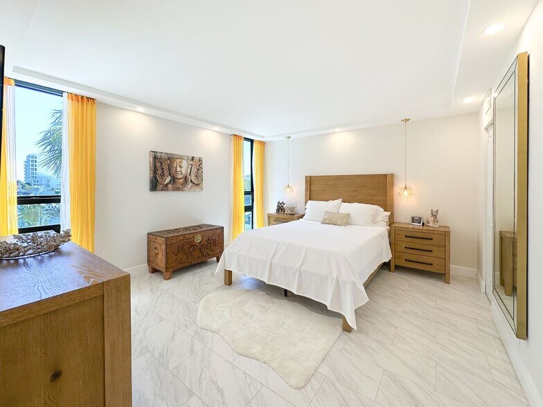 Building Photo - 4800 Bayview Dr