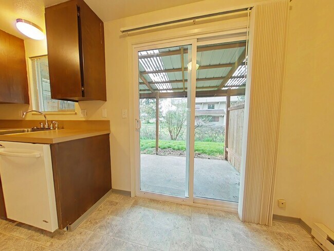 Building Photo - 2 Bedroom Apartment ~ Near 9th Street ~ Small Pet Friendly