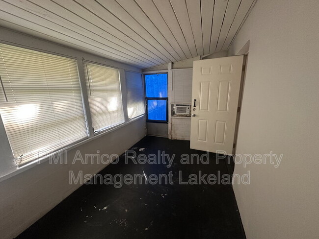 Building Photo - 403 Normandy St