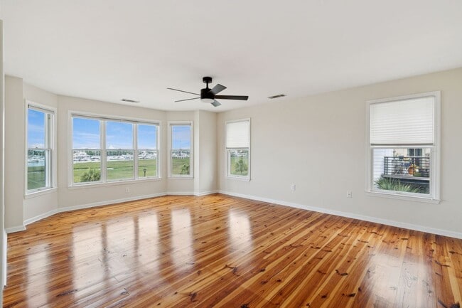Building Photo - Downtown Charleston Waterfront Townhouse