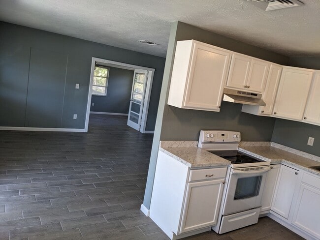 Building Photo - Conveniently located 2/1 Florida home with private backyard