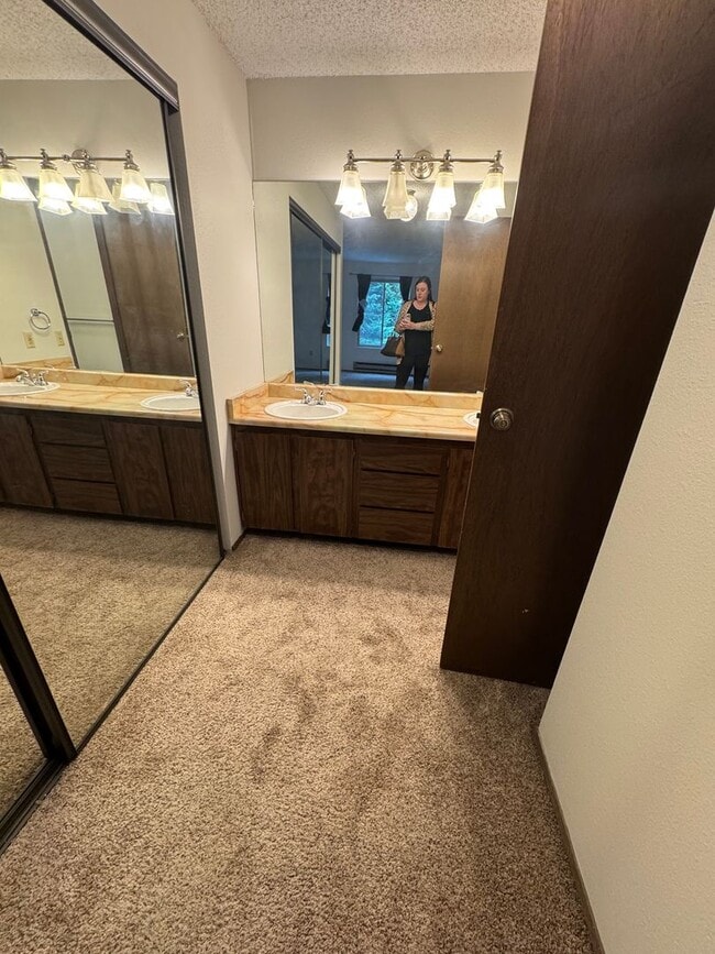 Building Photo - 2 Bedroom 1 Bath Burien Condo 995sf, Firep...