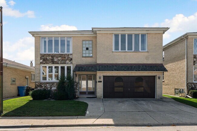 Primary Photo - 8427 W Windsor Ave