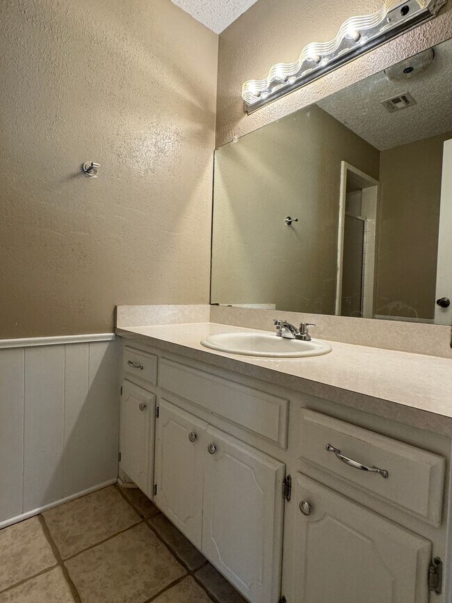 Building Photo - 7909 NW Terrace Hills Blvd