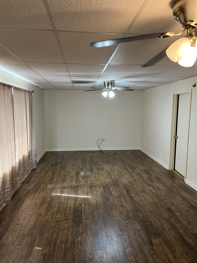 Building Photo - 305 Faye Ave