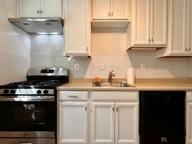 Building Photo - Renovated Condo near Stonefield Shopping! ...