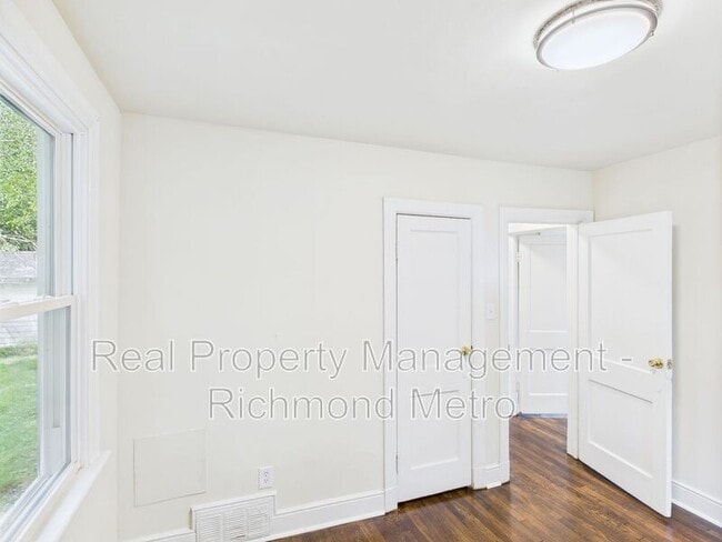 Building Photo - 3905 Larchmont Ln