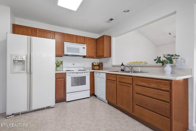 Building Photo - Beautiful End-Unit Condo – Move-In Ready!