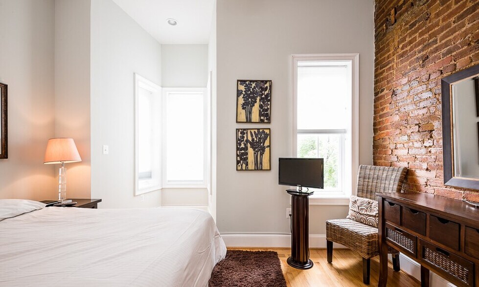 Building Photo - 222 1/2 E Street NE-SI ID1587659P
