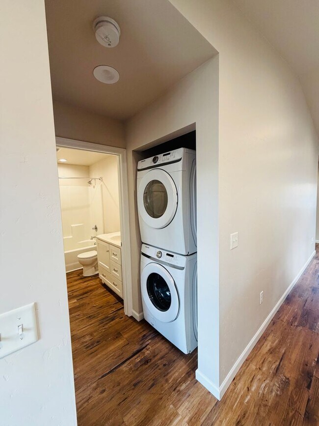 Building Photo - Well-designed 3BD/2BA newer build offers a fantastic layout with flexible living space.