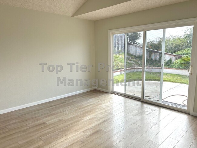 Building Photo - ***Beautiful 3 bed / 2.5 bath House in a N...