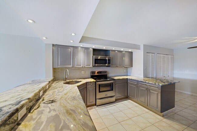 Building Photo - 243 Bay Colony Dr N