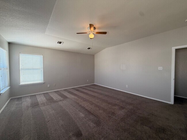 Building Photo - NICE 4 BEDROOM WITH EASY ACCESS TO LACKLAND AFB, SHOPPING, & SEA WORLD