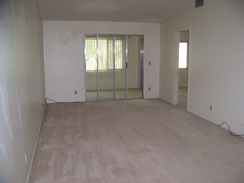 Building Photo - 2001 San Marcos Dr SE