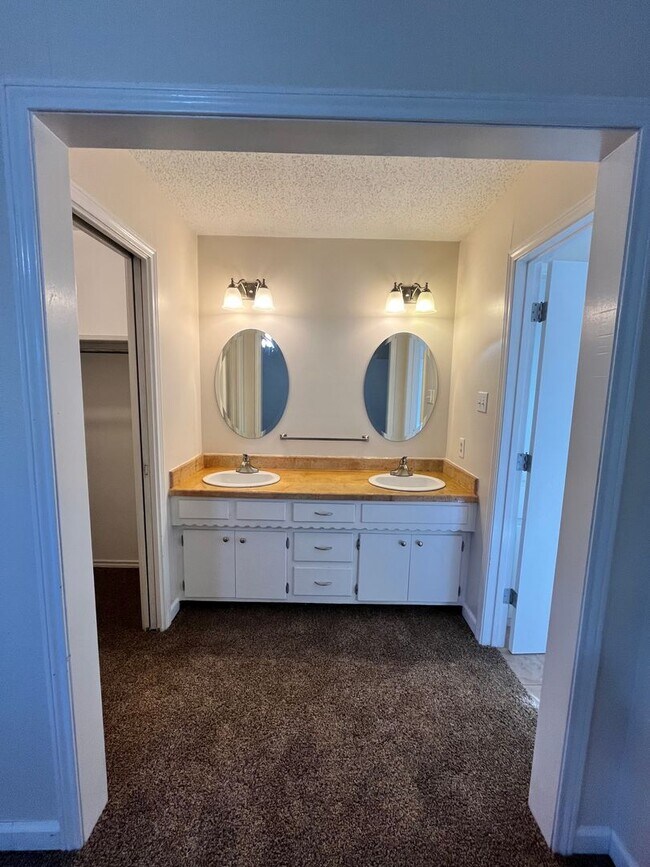 Building Photo - 6305 Raleigh Avenue - Spacious home in exc...