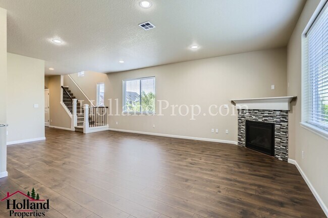Building Photo - Beautiful, Light-Filled 4-Bedroom Home with a Charming Backyard NEW PRICE $3,295 and REDUCED SECU...
