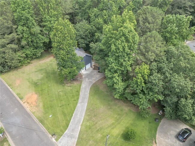 Building Photo - 608 Wood Ridge Dr