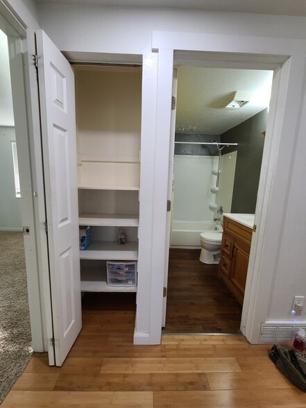 Linen Closet + Bathroom - 1353 Scenic View Ln