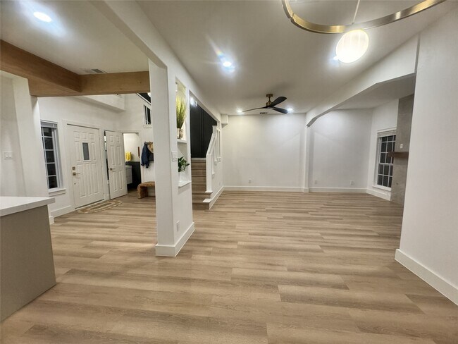 Building Photo - 516 S Post Oak Ln