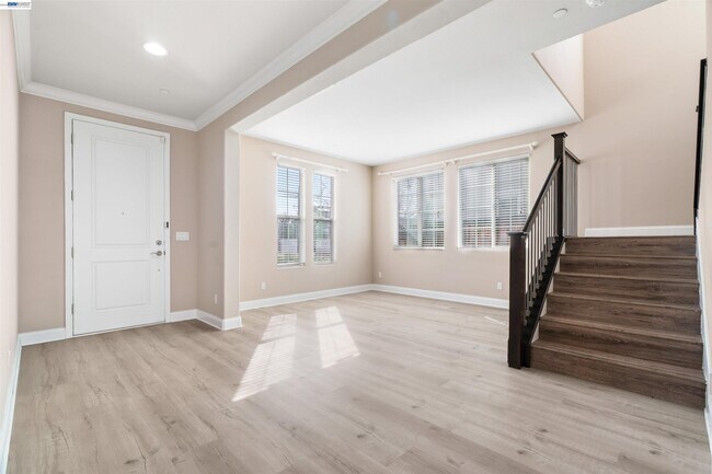 Building Photo - 967 Dainty Ave