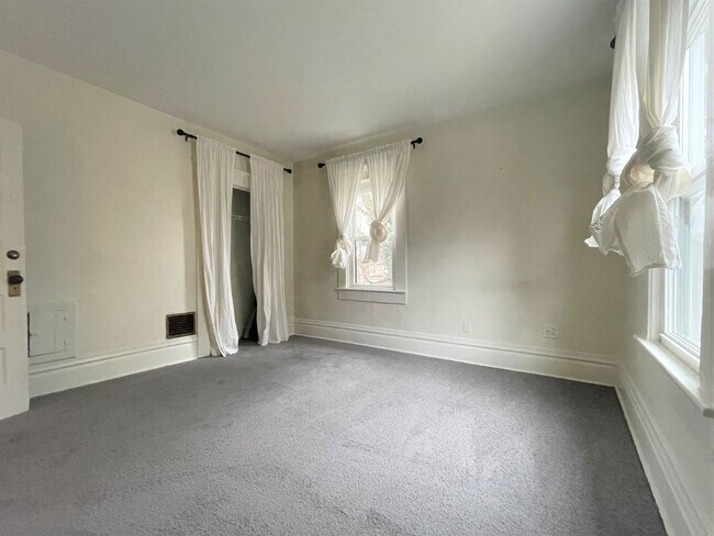 Building Photo - 381 Alden Ave