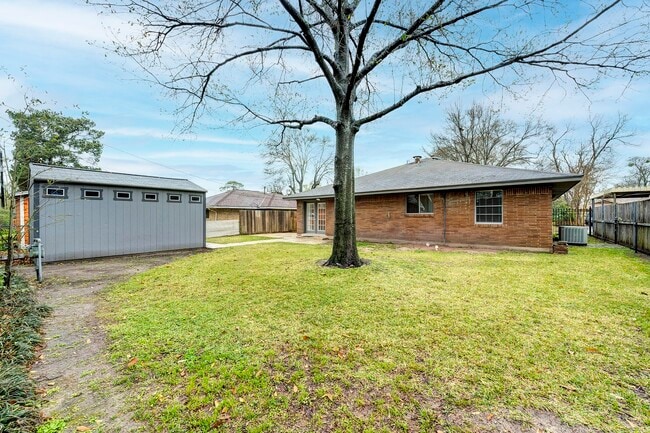 Building Photo - 1135 W 31st St