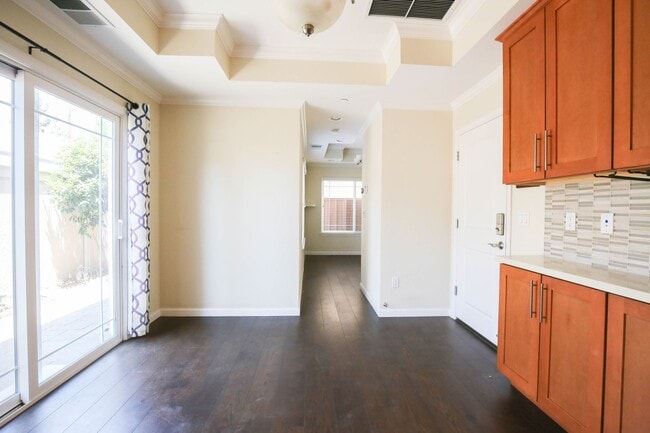 Building Photo - Newer Contemporary Home for Rent - Conveni...