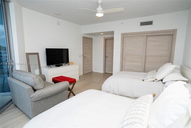 Building Photo - 17301 Biscayne Blvd