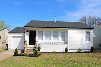 Building Photo - Adorable Midtown Home!
