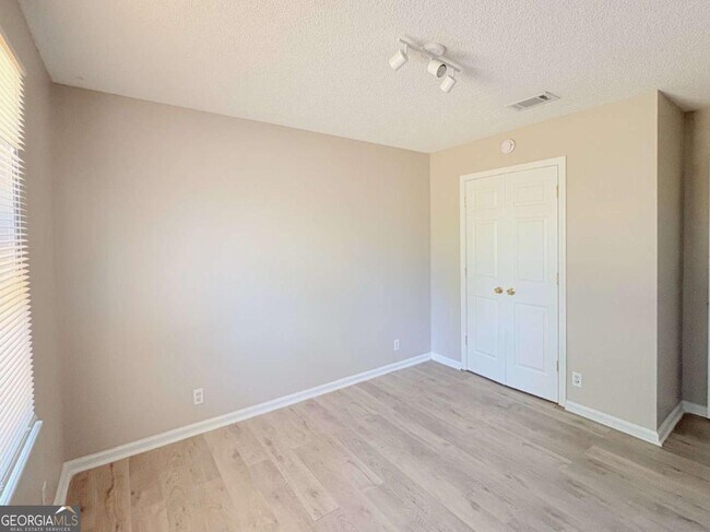 Building Photo - 142 Woodvalley Ct