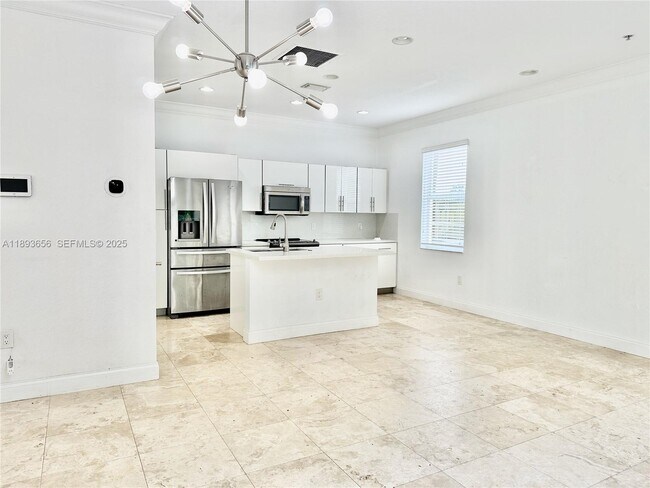 Building Photo - 813 SE 18th Ct