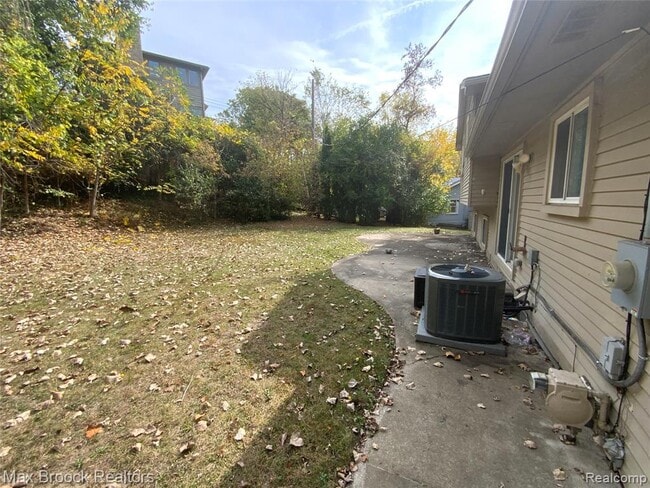 Building Photo - 5715 Sunnycrest Dr